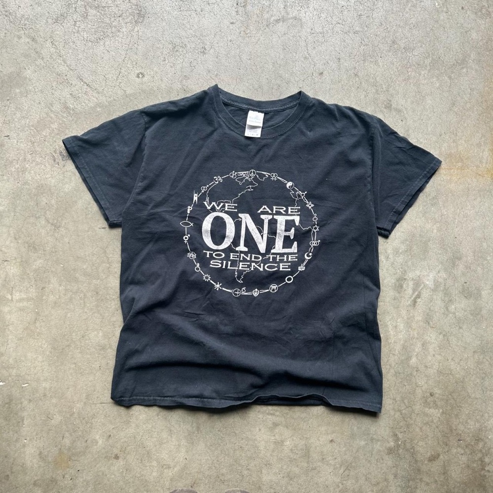 VNTG ‘WE ARE ONE’ GRAPHIC BLACK & WHITE SHORT SLEEVE T-SHIRT LARGE